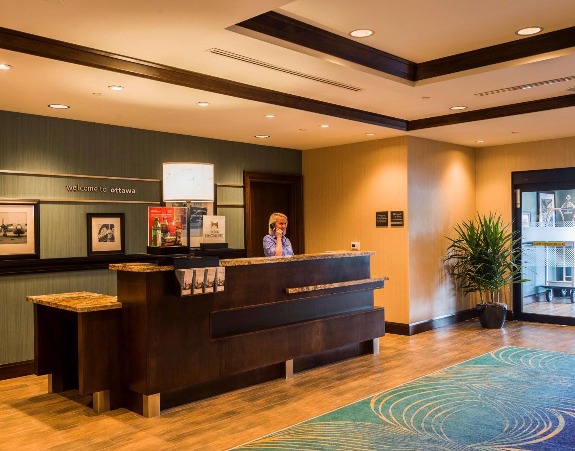 Hampton Inn By Hilton Ottawa Airport Bagian luar foto