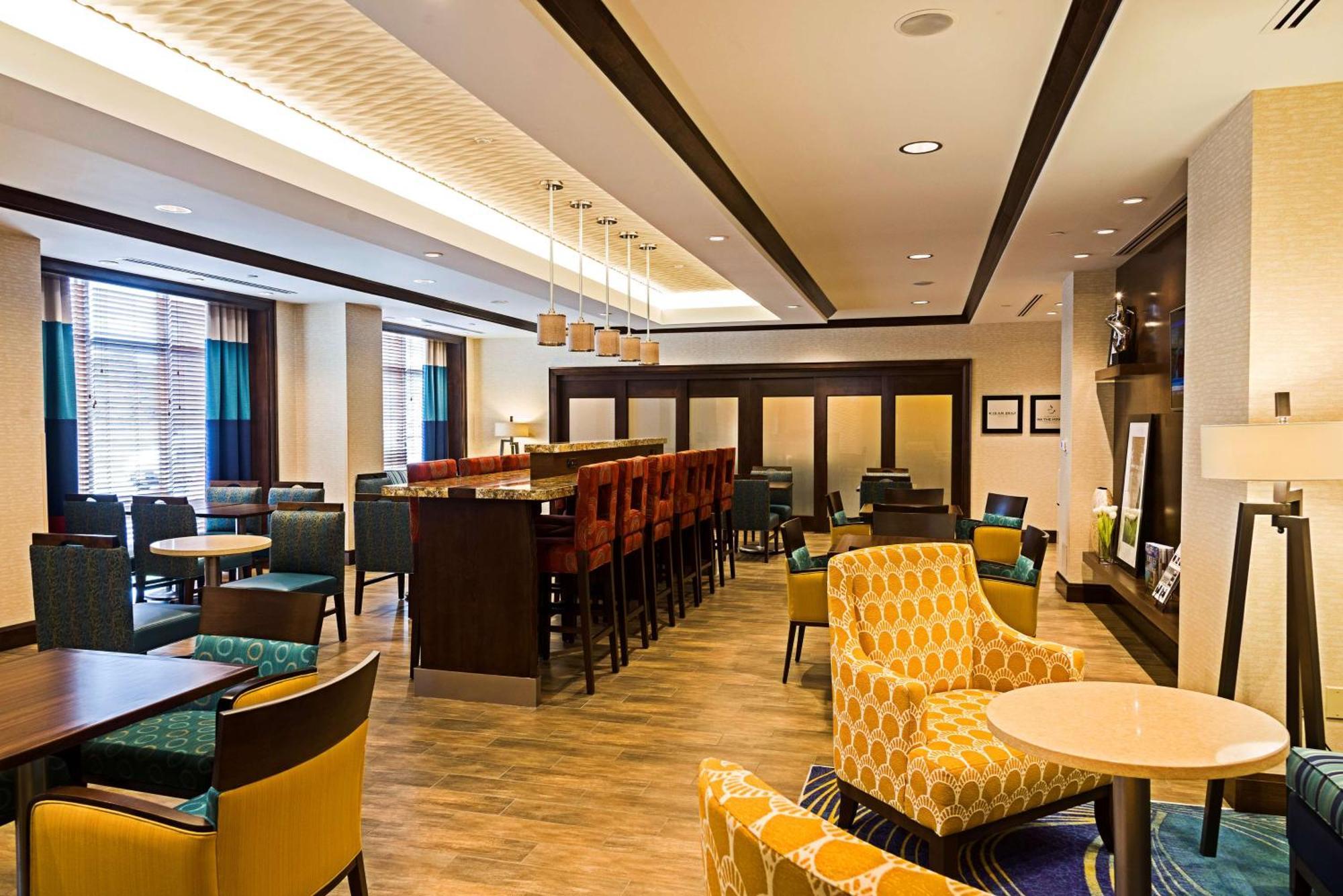 Hampton Inn By Hilton Ottawa Airport Bagian luar foto